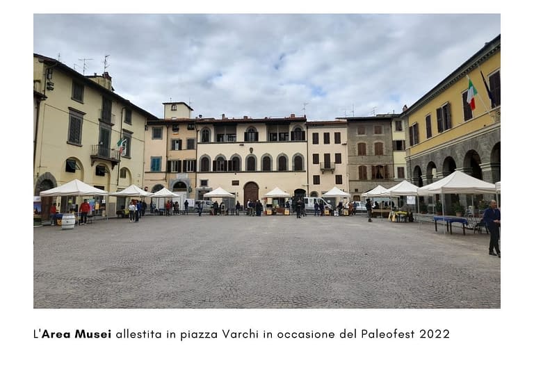 Foto di Piazza Varchi a Montevarchi allestita con i gazebo bianchi che hanno ospitato Musei da tutta la Toscana