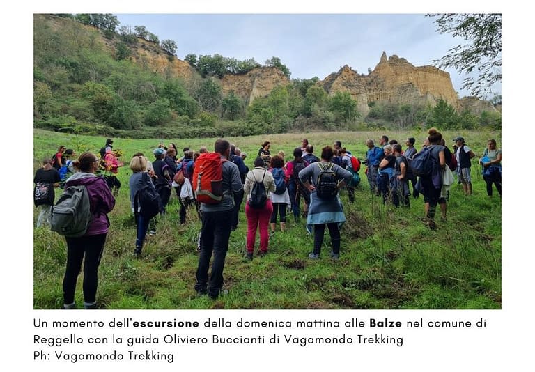 Foto di un gruppo di persone in visita alle Balze, presenti sullo sfondo, nel comune di Reggello. Escursione organizzata da Vagamondo Trekking di Oliviero Buccianti per il Paleofest 2022
